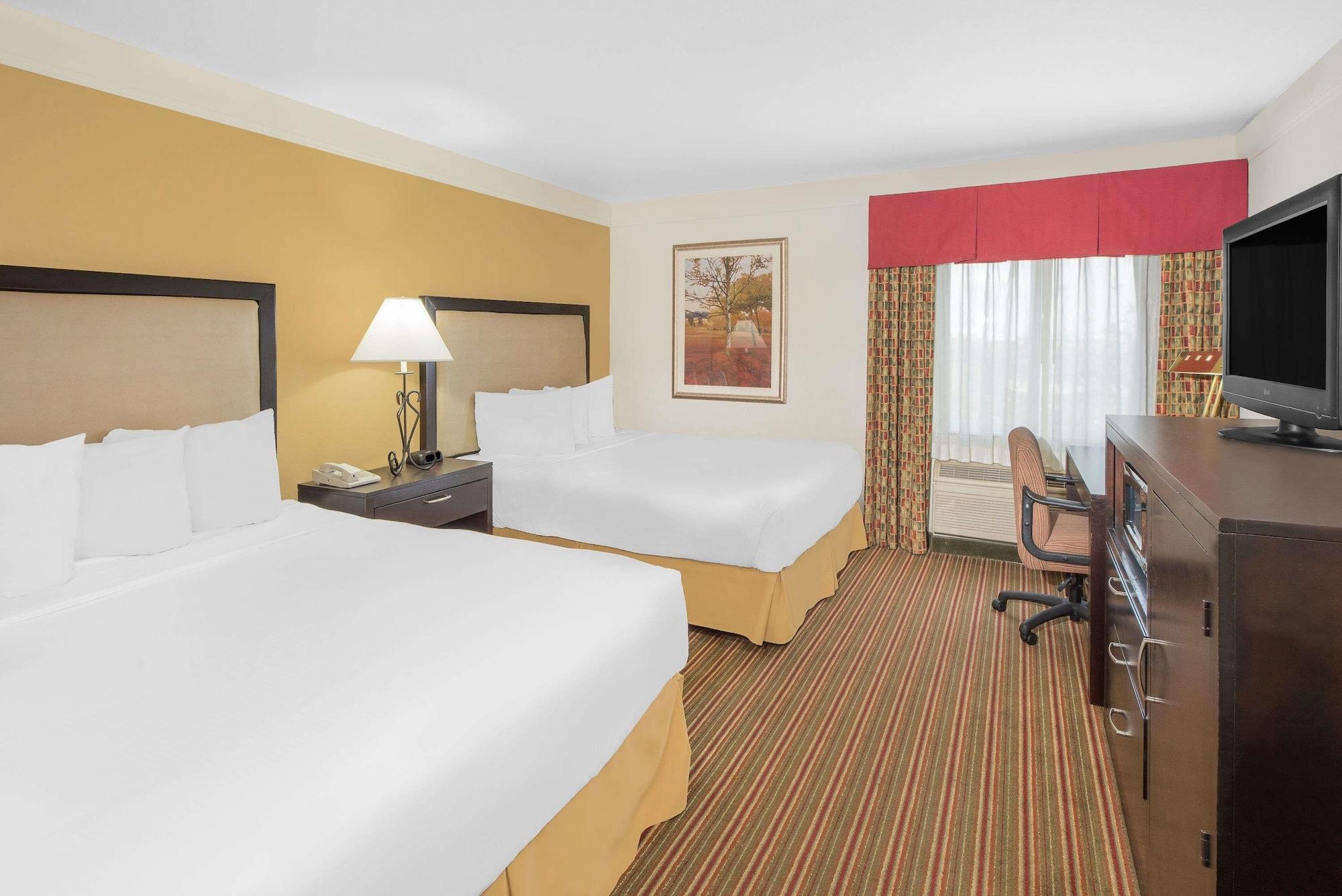 Baymont By Wyndham Litchfield Hotel Exterior photo