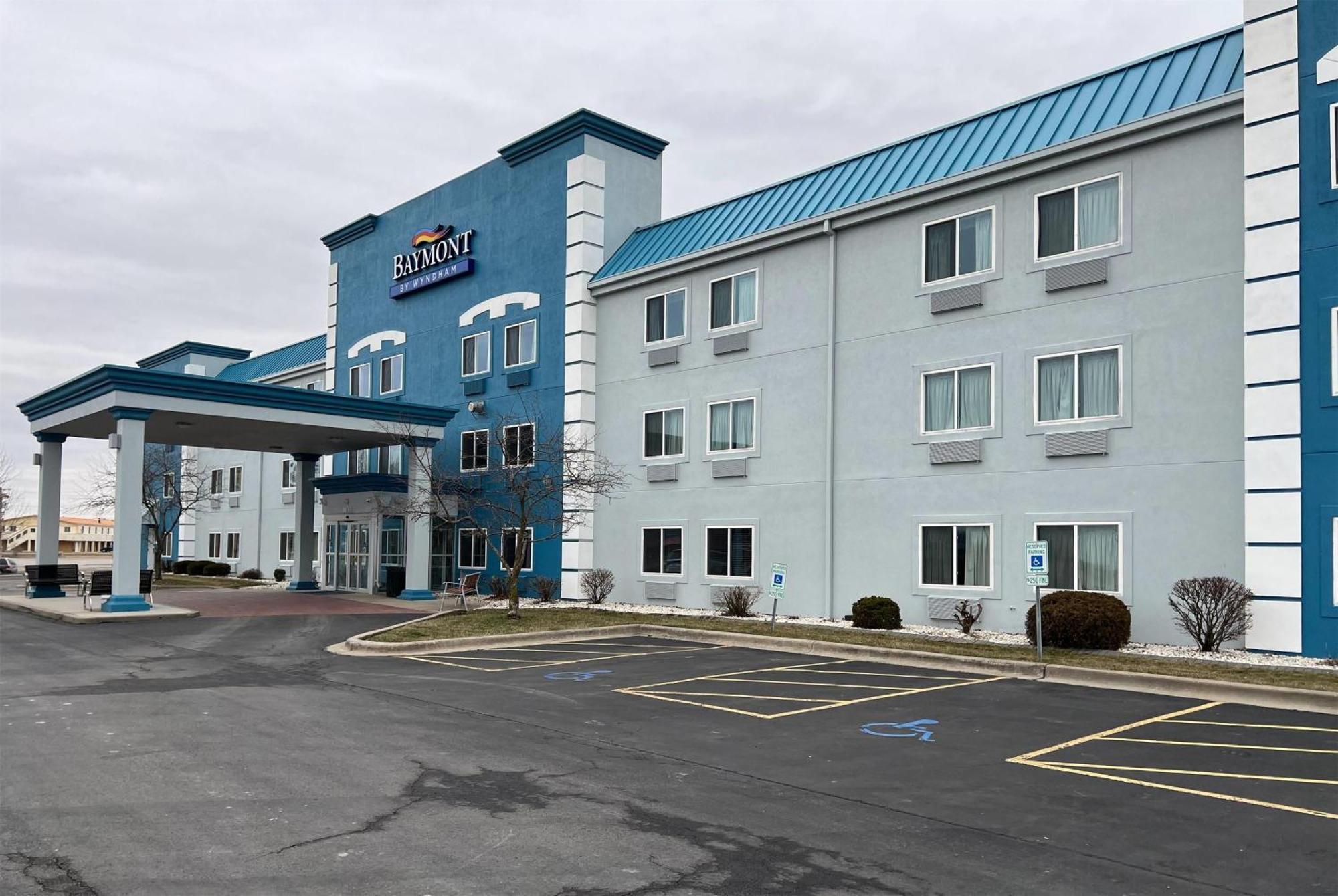 Baymont By Wyndham Litchfield Hotel Exterior photo